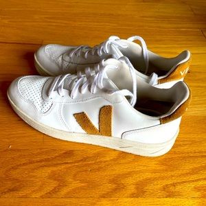 VEJA V-10 white / camel